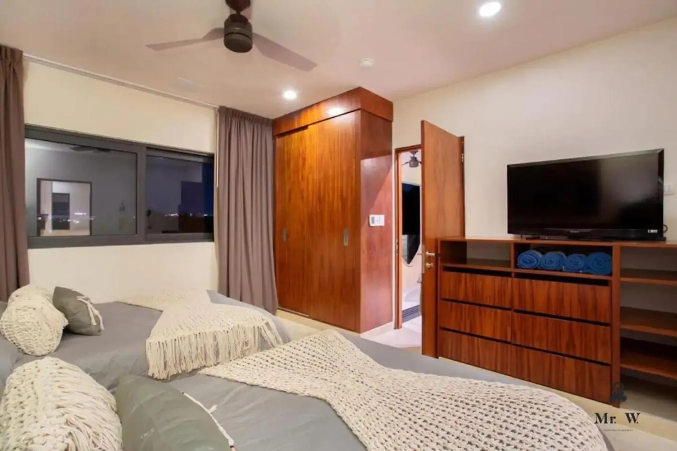Private Pool & Jacuzzi Steps To Beach & 5Th Ave Apartment