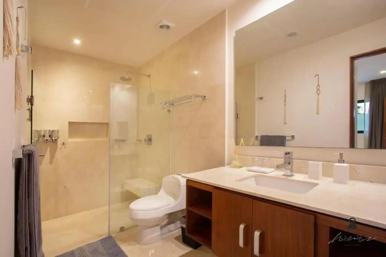 Private Pool & Jacuzzi Steps To Beach & 5Th Ave Apartment