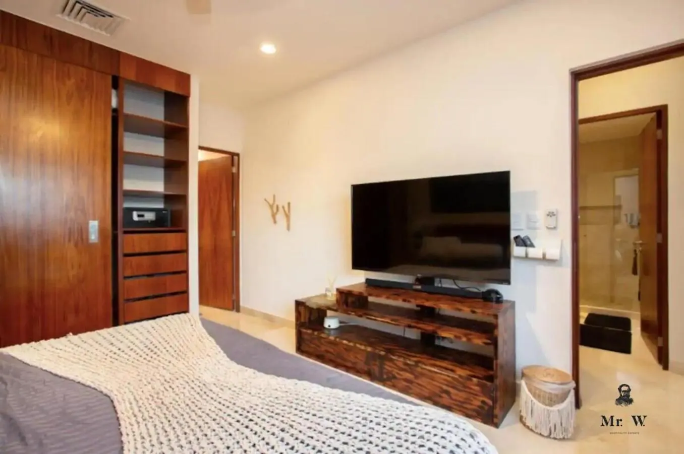 Private Pool & Jacuzzi Steps To Beach & 5Th Ave